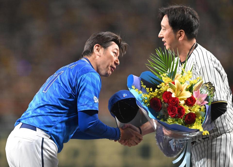 　試合後、藤川監督と握手を交わす三浦監督＝１７日