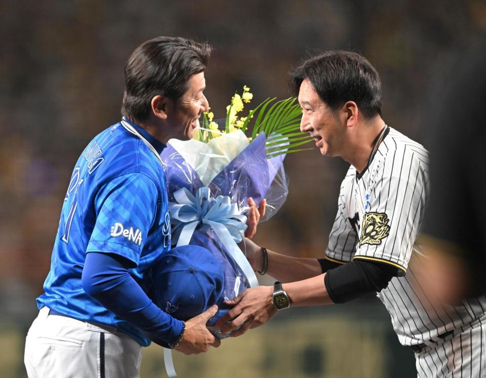 　三浦監督に花束を贈る藤川監督＝１７日