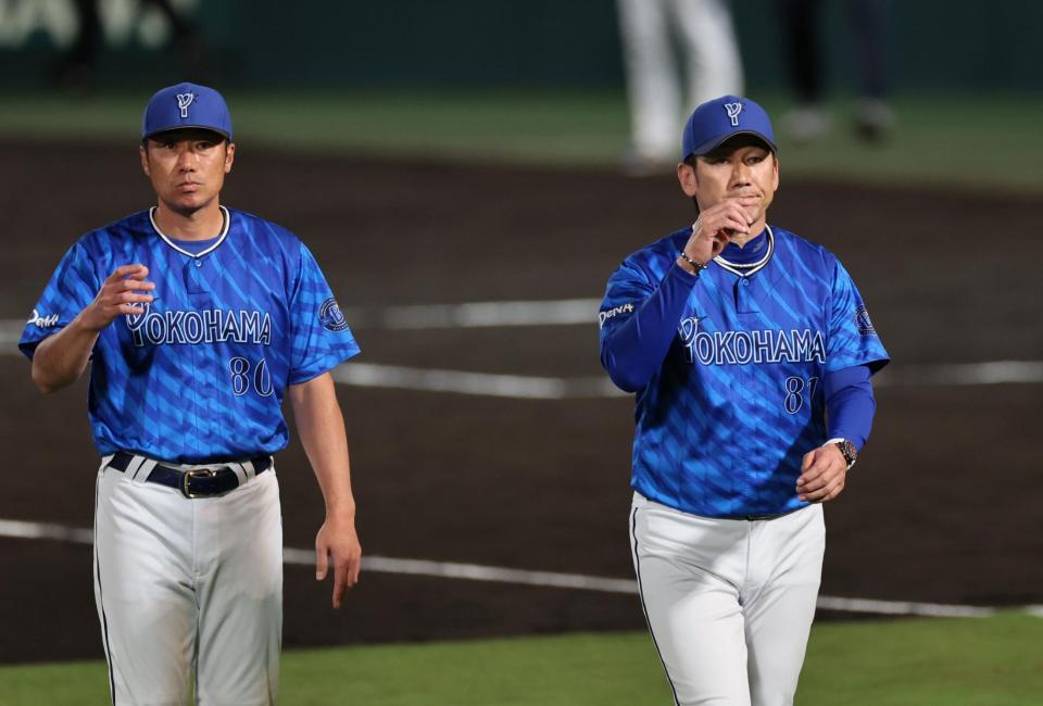 　あいさつする三浦監督（右）と相川コーチ＝１７日