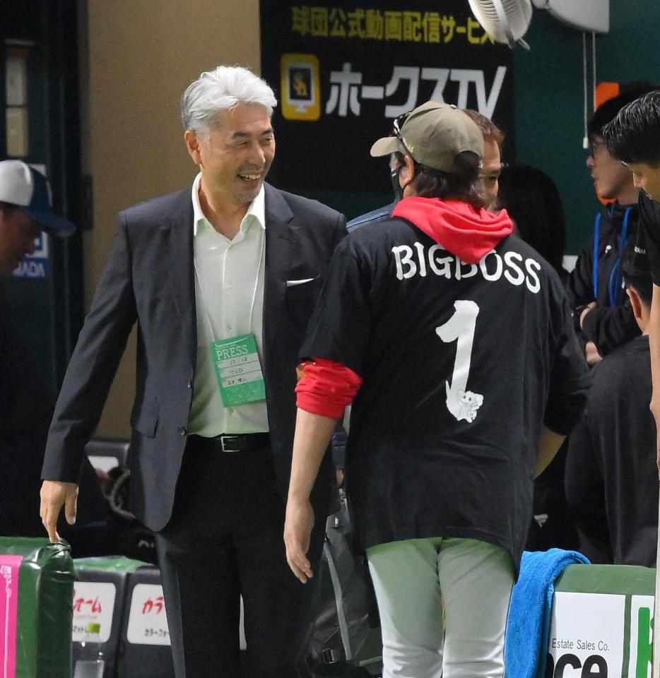 　試合前、新庄監督（右）と談笑する吉井理人氏（撮影・伊藤笙子）