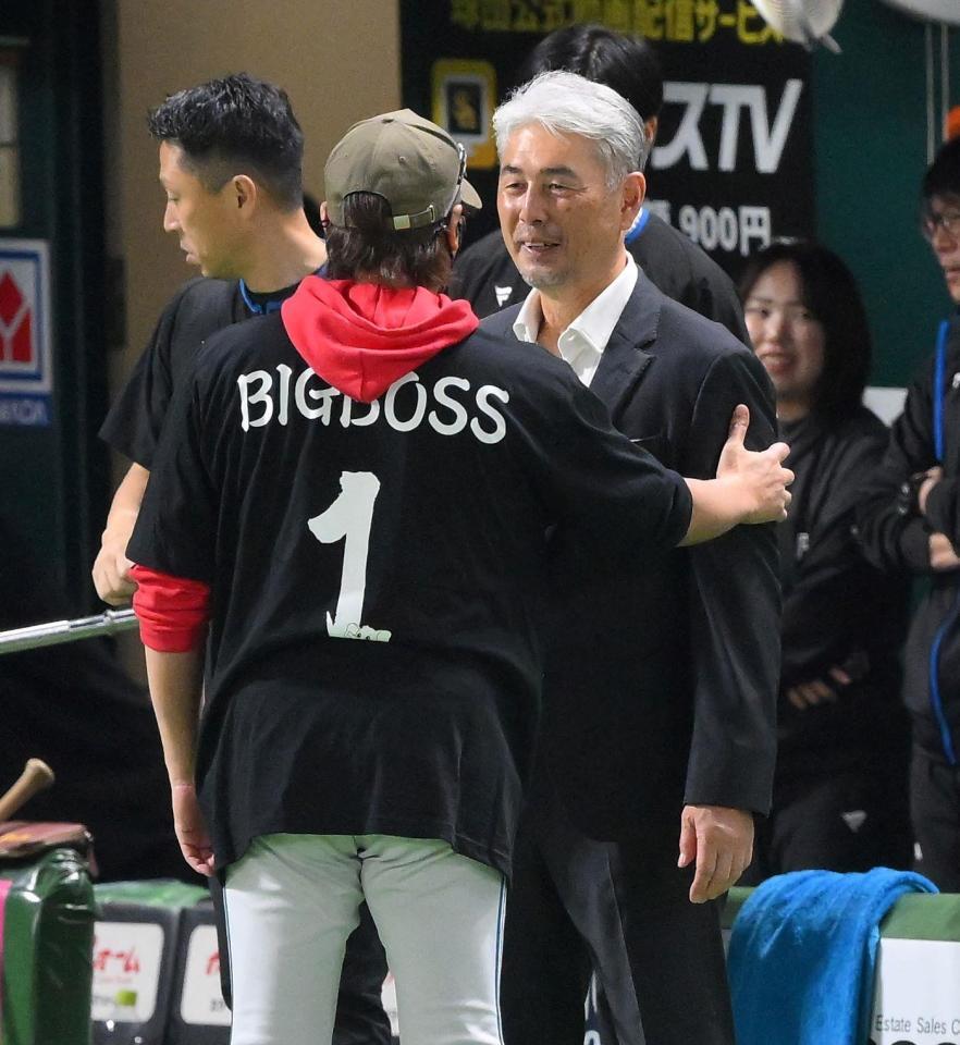 　試合前、新庄監督（手前）に声をかけられる吉井理人氏（撮影・伊藤笙子）