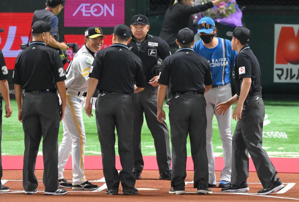 　メンバー表交換を終え、審判団と握手を交わす小久保監督（奥左）と新庄監督（同右）＝撮影・伊藤笙子