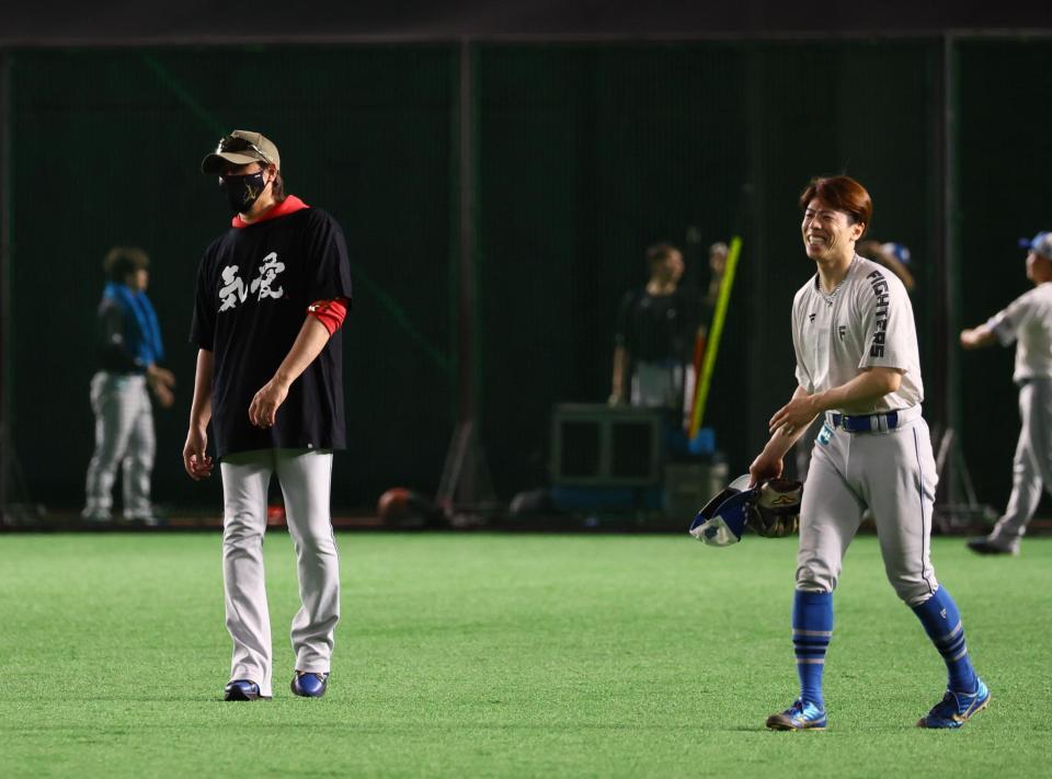 　試合前、五十幡（右）に声をかける新庄監督（撮影・中島達哉）