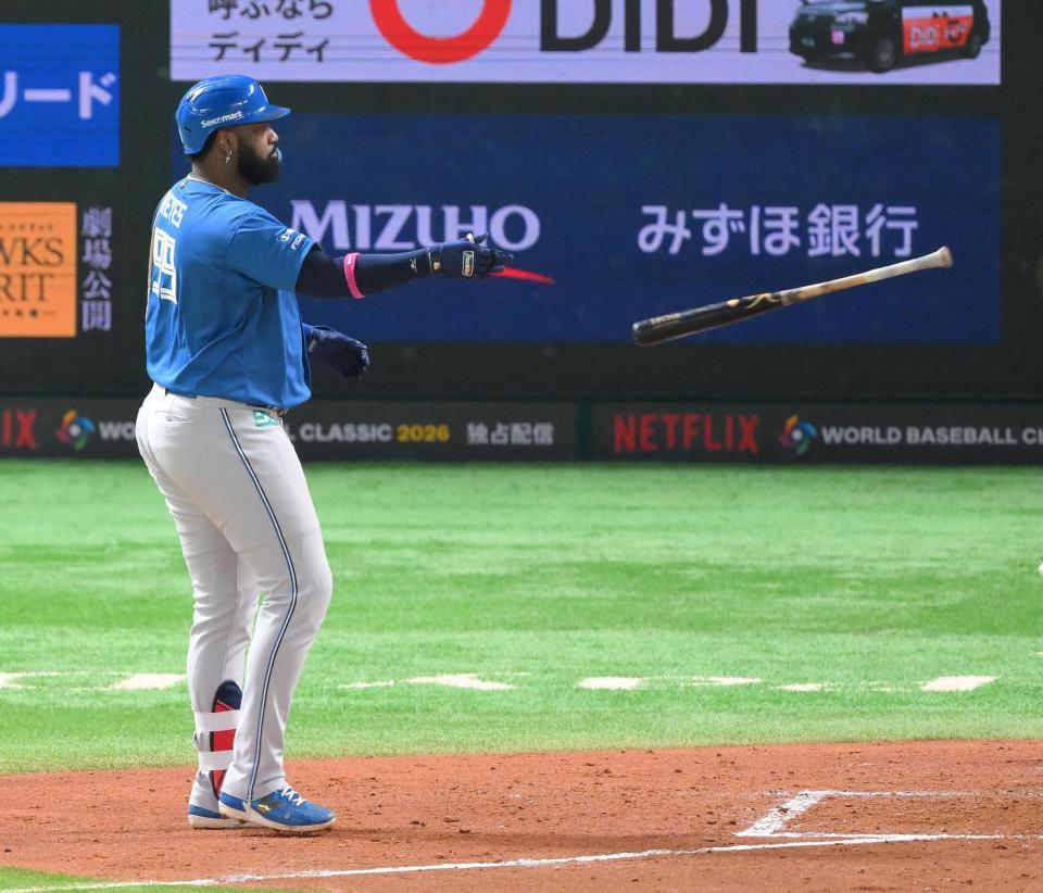 　３回、左中間へ逆転２ランを放ち、バットを放るレイエス（撮影・伊藤笙子）