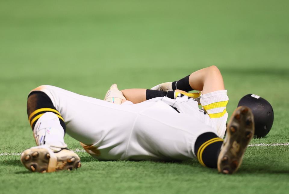 　３回、倒れ込む中村（撮影・中島達哉）