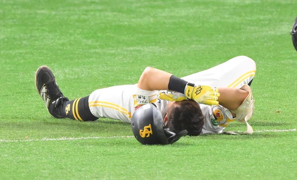 　３回、一ゴロに倒れた際に交錯し、倒れ込む中村（撮影・伊藤笙子）