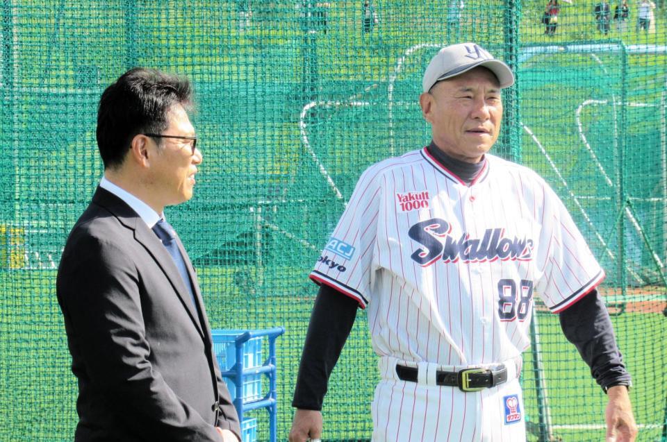 　ヤクルト・池山新監督（右）とあいさつに訪れた侍ジャパン・井端監督