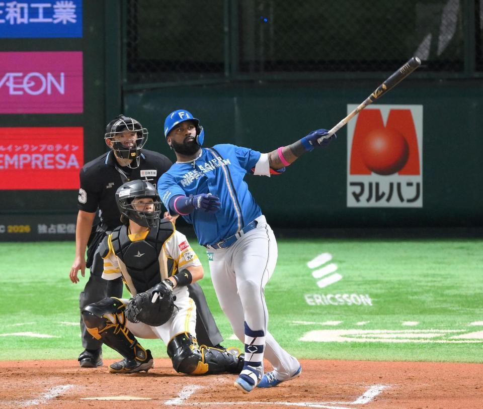 　７回、２本目となる左越え２ランを放つレイエス（撮影・伊藤笙子）