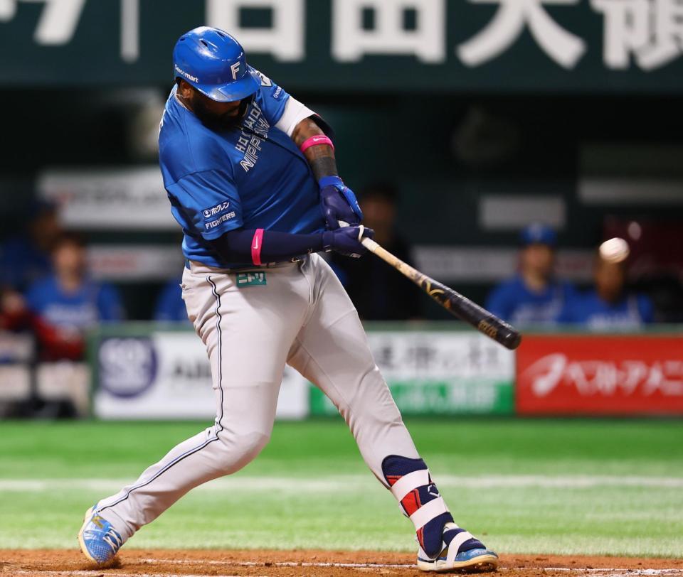 　７回、２ランを放つレイエス（撮影・中島達哉）