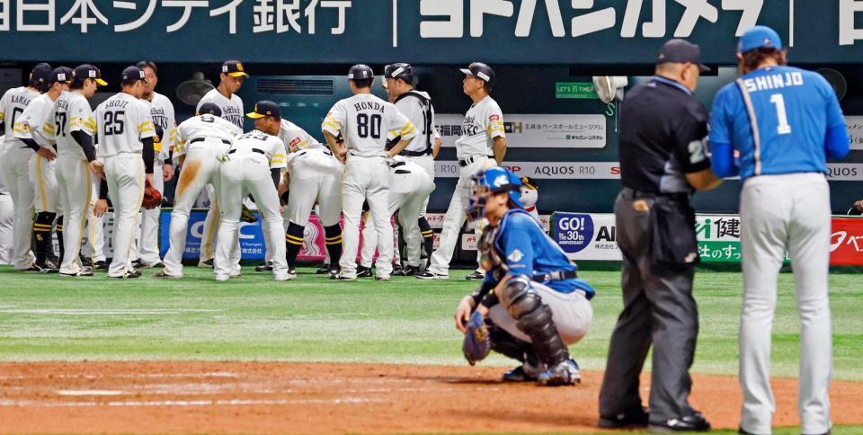 　４回の攻撃前、円陣を組むソフトバンクナイン。手前右は選手交代を告げる新庄監督