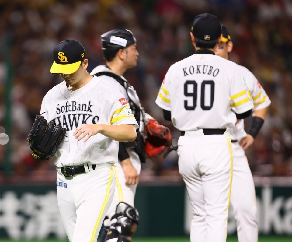 　３回途中で降板する大関（左）＝撮影・中島達哉