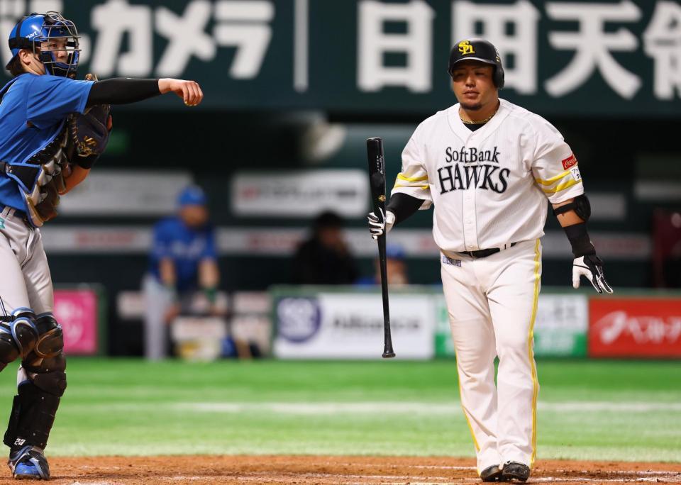 　８回、空振り三振を喫し、ベンチに戻る山川（右）＝撮影・中島達哉