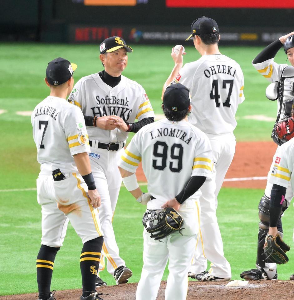 　３回、４連打を浴びて逆転を許した大関（右）を降板させる小久保監督（撮影・伊藤笙子）