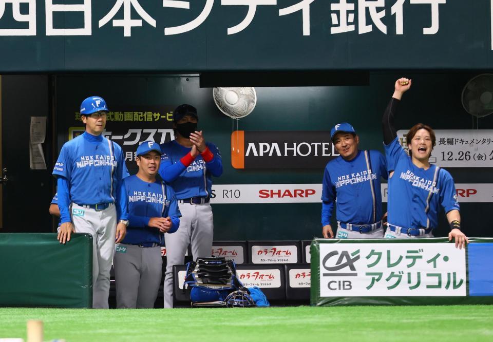 　７回、レイエスが２ランを放ち、手をたたく新庄監督（中央左）ら日本ハムナイン（撮影・中島達哉）