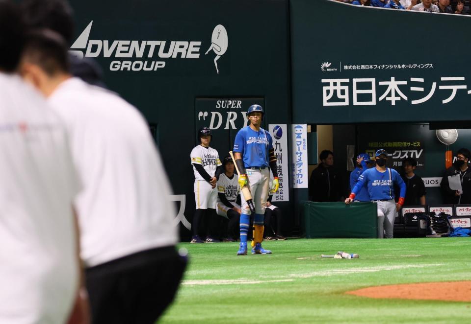 　３回、担架で運ばれる中村を見つめる新庄監督（右）＝撮影・中島達哉