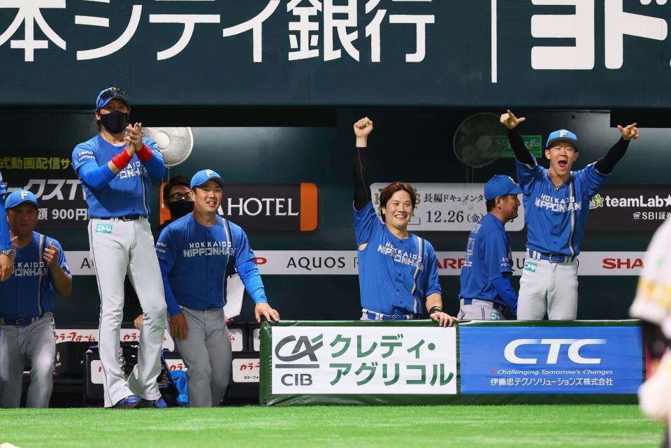 　３回、レイエスが勝ち越し２ランを放ち、喜ぶ新庄監督（左から２人目）ら日本ハムナイン（撮影・中島達哉）