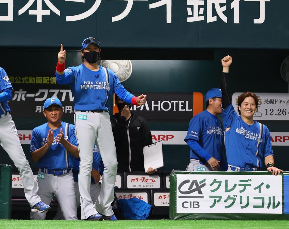 　３回、レイエスが勝ち越し２ランを放ち、喜ぶ新庄監督（中央左）ら日本ハムナイン（撮影・中島達哉）