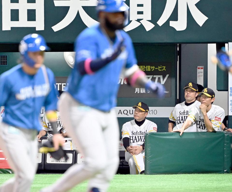 　７回、レイエスにこの日２本目となる２ランを浴び、ベンチで厳しい表情の小久保監督（奥中央）ら