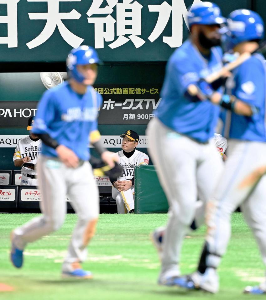 　７回、レイエスにこの日２本目となる２ランを浴び、ベンチで厳しい表情の小久保監督（奥）