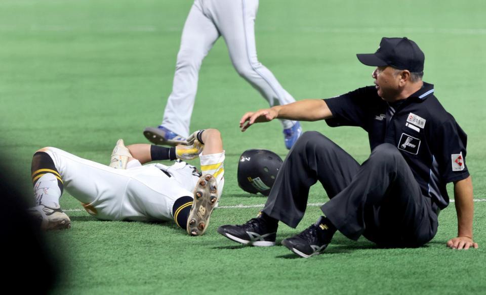 　３回、一ゴロを放ち、一塁塁審と激突して倒れ込む中村（左）