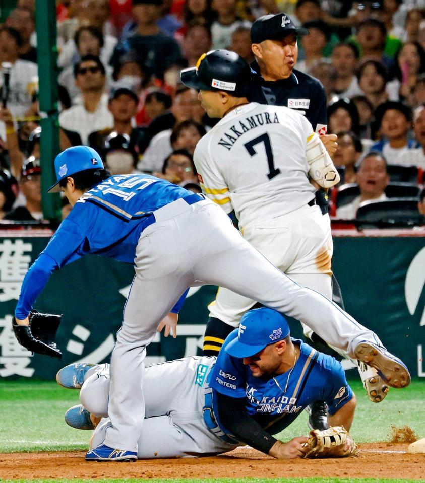 　３回、中村（７）が一ゴロを放ち一塁を駆け抜け塁審と激しく衝突する。一塁手マルティネス、投手北山