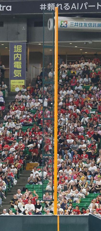 　４回、水谷の打球はライトポール直撃弾となる