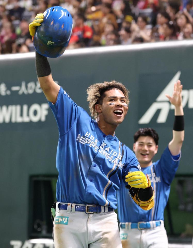 　４回、水谷はライトポール直撃弾を放ちポーズを決める