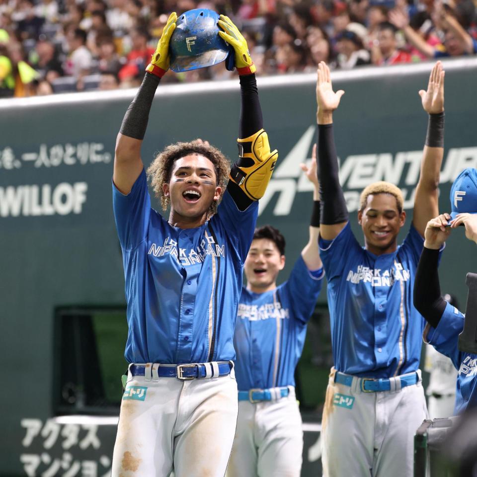 　４回、ライトポール直撃弾を放ちスタンドの声援に応える水谷（左）