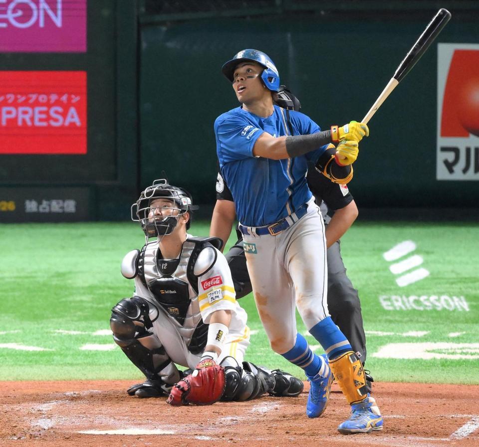 　４回、ライトポール直撃のソロを放つ水谷（撮影・伊藤笙子）