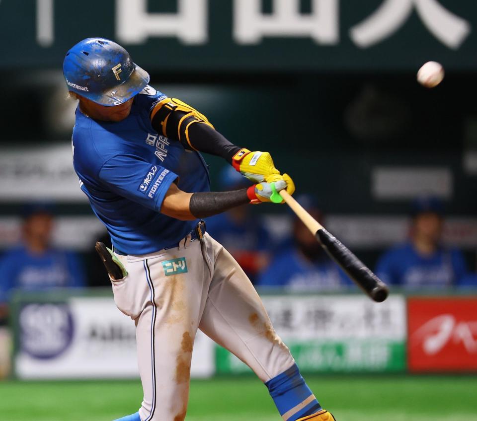 　４回、ソロを放つ水谷（撮影・中島達哉）