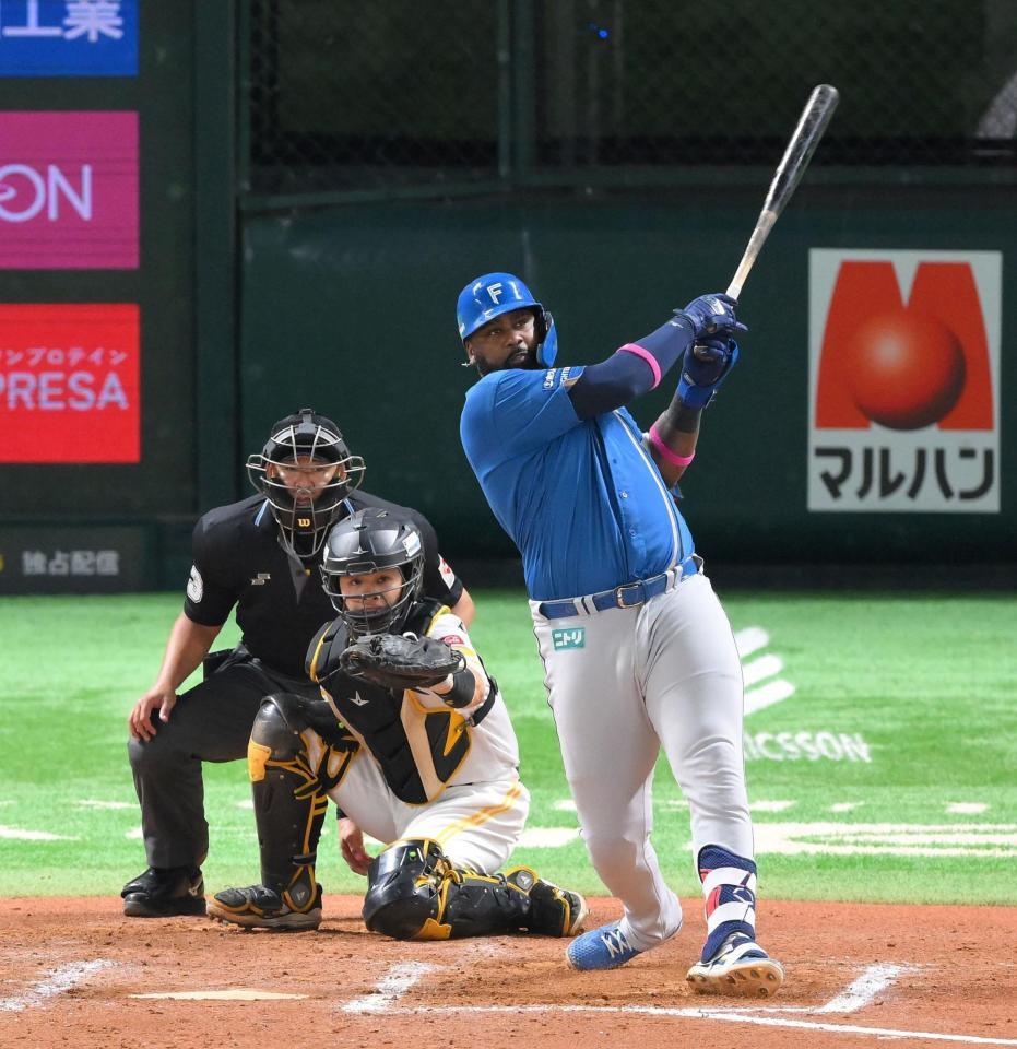 　７回、２本目となる左越え２ランを放つレイエス（撮影・伊藤笙子）