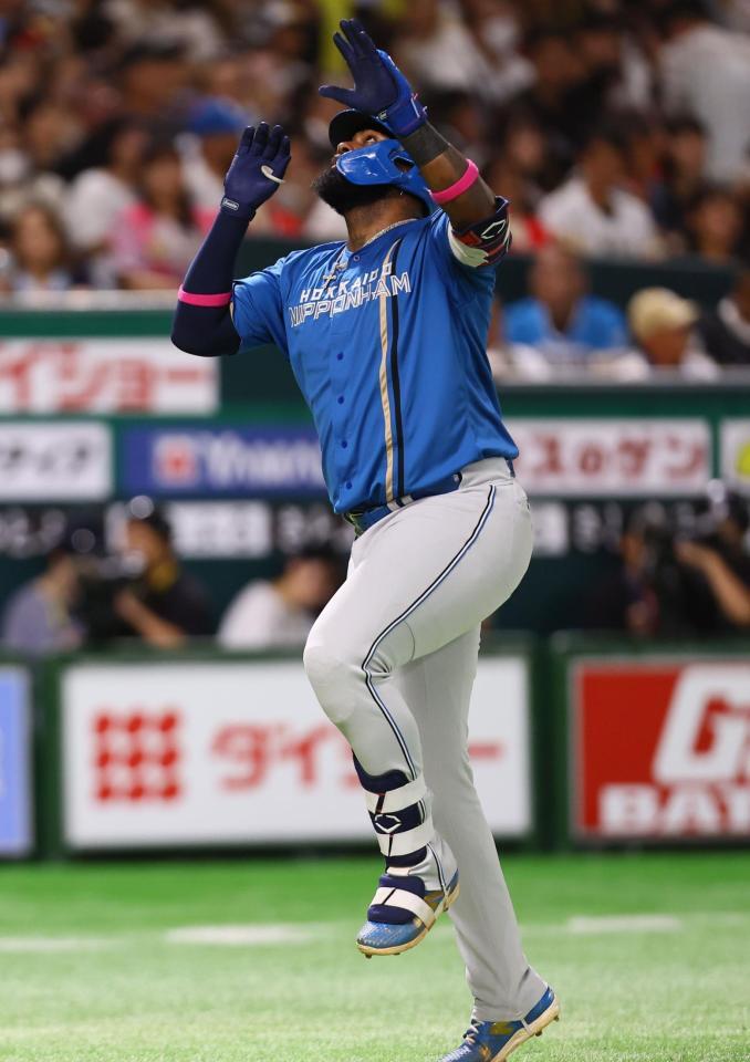 　７回、２ランを放ち、生還するレイエス（撮影・中島達哉）