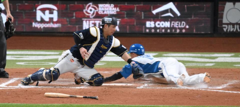 　オリックス戦の８回、レイエスの右前打で逆転のホームに滑り込む一走・矢沢＝１２日