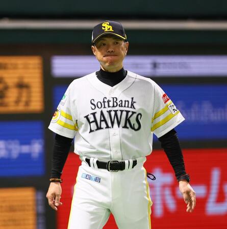 　８回、選手交代を告げる小久保監督（撮影・中島達哉）