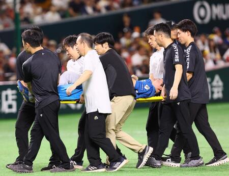 　１回、担架で運ばれる山県（撮影・中島達哉）