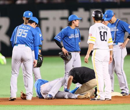 　１回、周東と接触し、倒れ込む山県（中央下）＝撮影・中島達哉