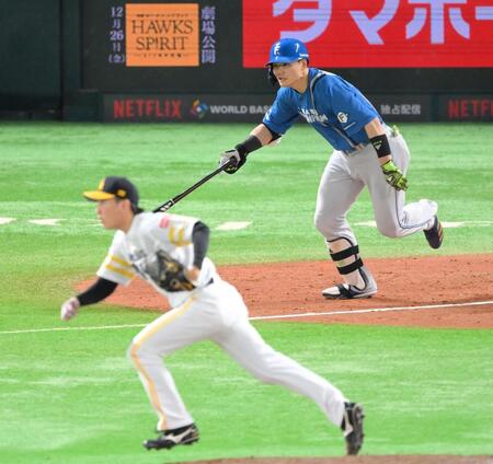 　４回、一ゴロで大津（手前）から先制点を挙げる清宮幸（撮影・伊藤笙子）