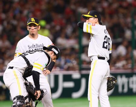 　４回途中で降板する大津（右）＝撮影・中島達哉