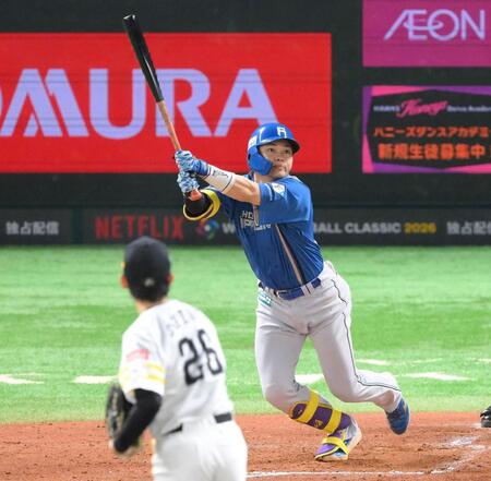 　４回、左犠飛を打ち上げる田宮（撮影・伊藤笙子）