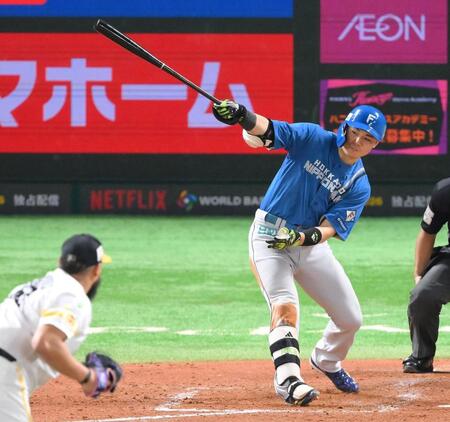 　５回、右線へ２点適時二塁打を放つ清宮幸（撮影・伊藤笙子）