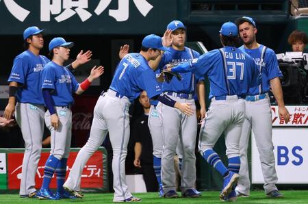 　５回途中で降板し、ナインに迎えられる古林（３７）＝撮影・中島達哉