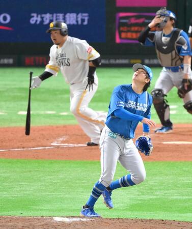 　５回、山川（奥）を右飛に打ち取る古林（撮影・伊藤笙子）