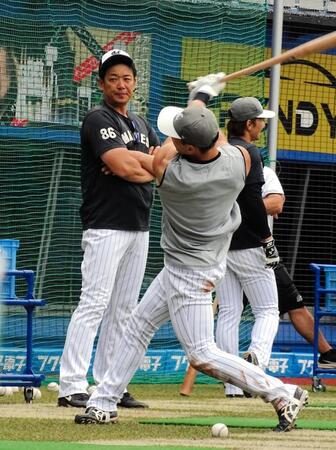 　サブロー監督（左）は高部の打撃練習をチェック