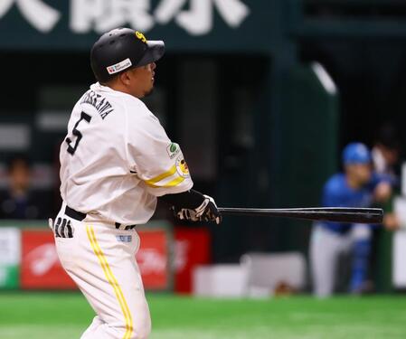 　７回、ソロを放つ山川（撮影・中島達哉）