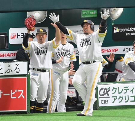 　７回、左中間へソロを放ち、どすこいポーズを決める山川（撮影・伊藤笙子）