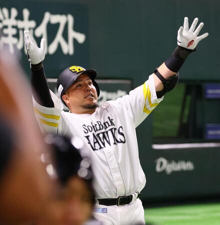 　７回、ソロを放ち、どすこいポーズを決める山川（撮影・中島達哉）