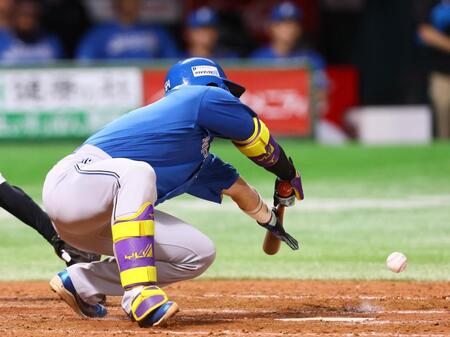 　５回、スクイズを決める田宮（撮影・中島達哉）