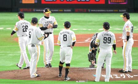 　４回、先制を許した大津（左端）を交代させる小久保監督（左から３人目）＝撮影・伊藤笙子