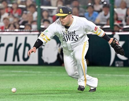 　６回、水野のゴロを失策する一塁手・山川