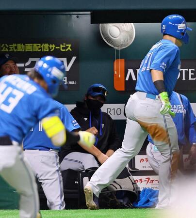 　４回、矢沢の適時二塁打で生還した清宮幸（右）を迎える新庄監督（中央）＝撮影・中島達哉